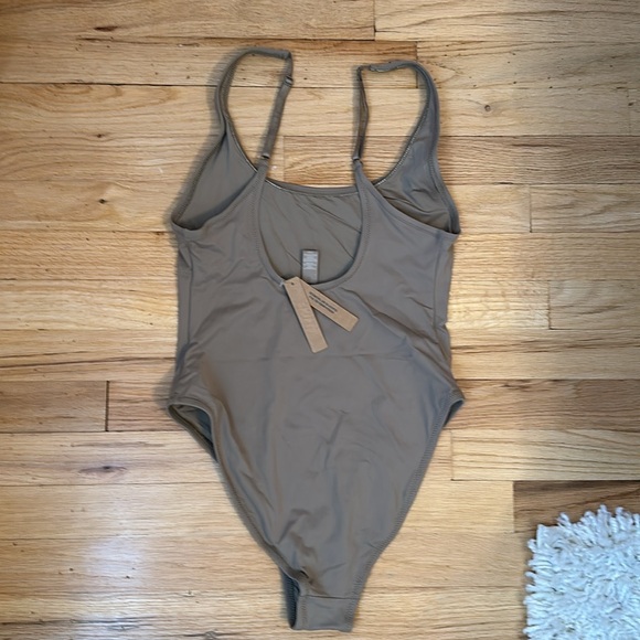Skims Scoop Neck One Piece Swimsuit Desert Color - Picture 5 of 5